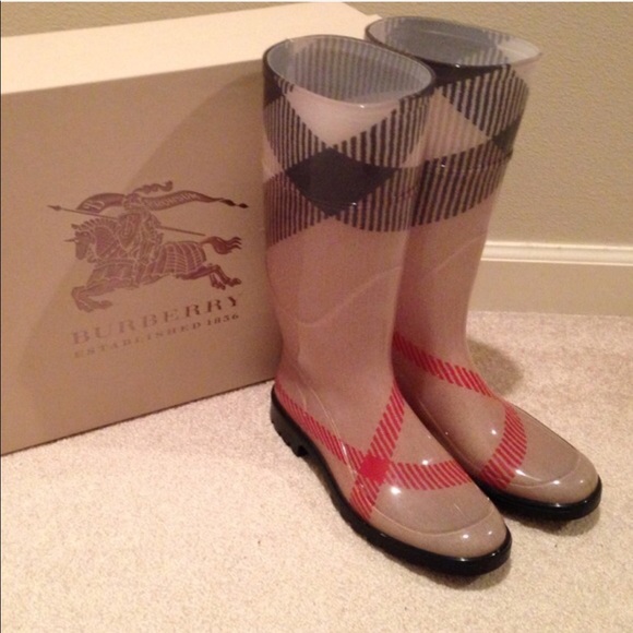 Super cute Burberry rain boots - Picture 1 of 5